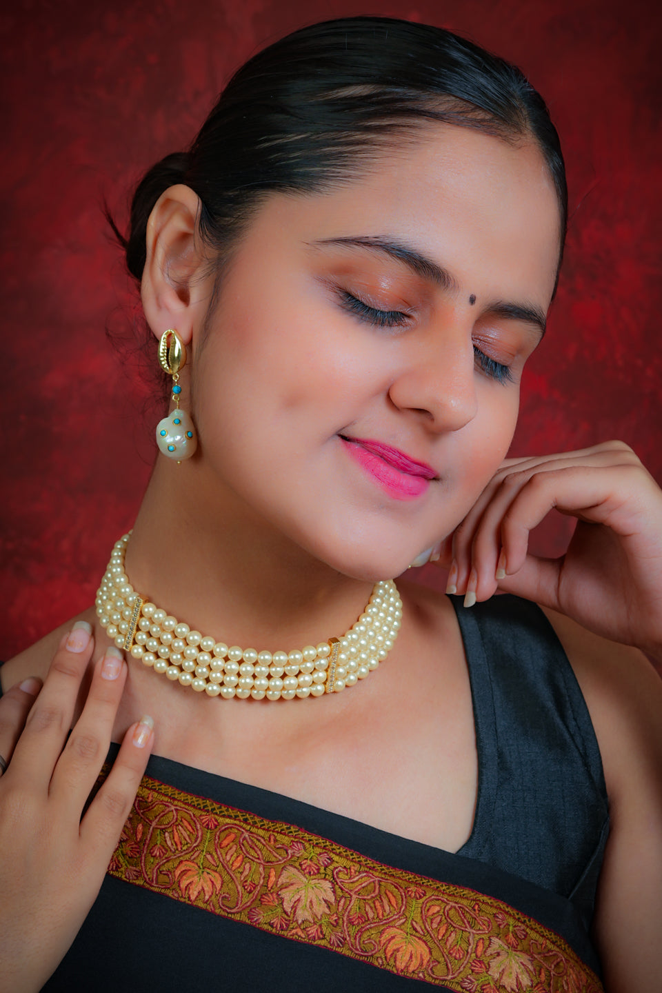 Beautiful World Pearl Choker
