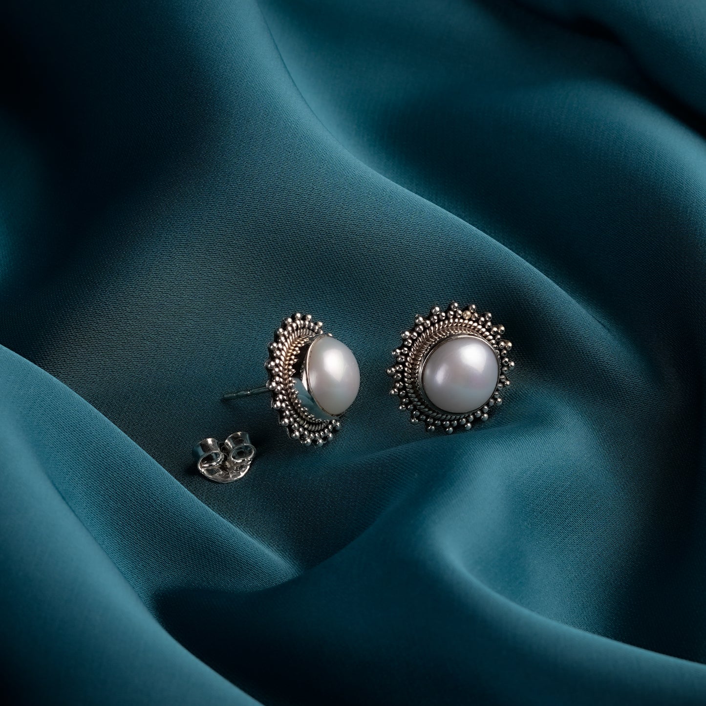 Hedera Pearl Studs