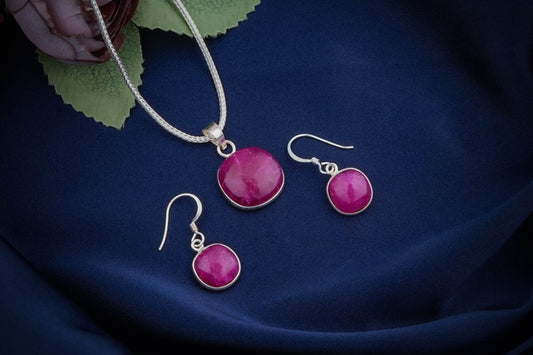 Minimal Pink Quartz Pendant In Silver Chain