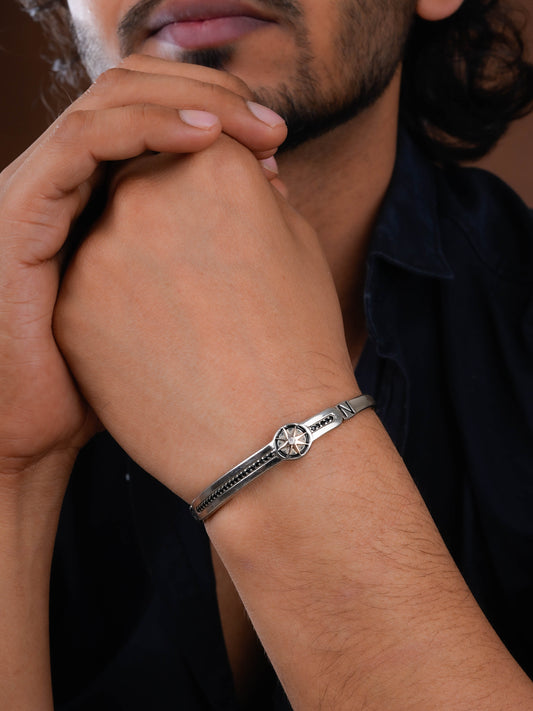 'The Campass' Open Bend Men Kada