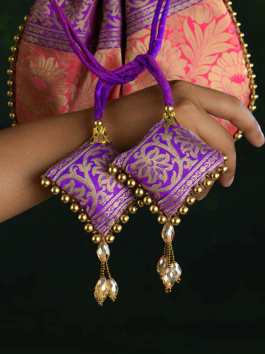 Zeenat Zari Gulabi Silk Potli