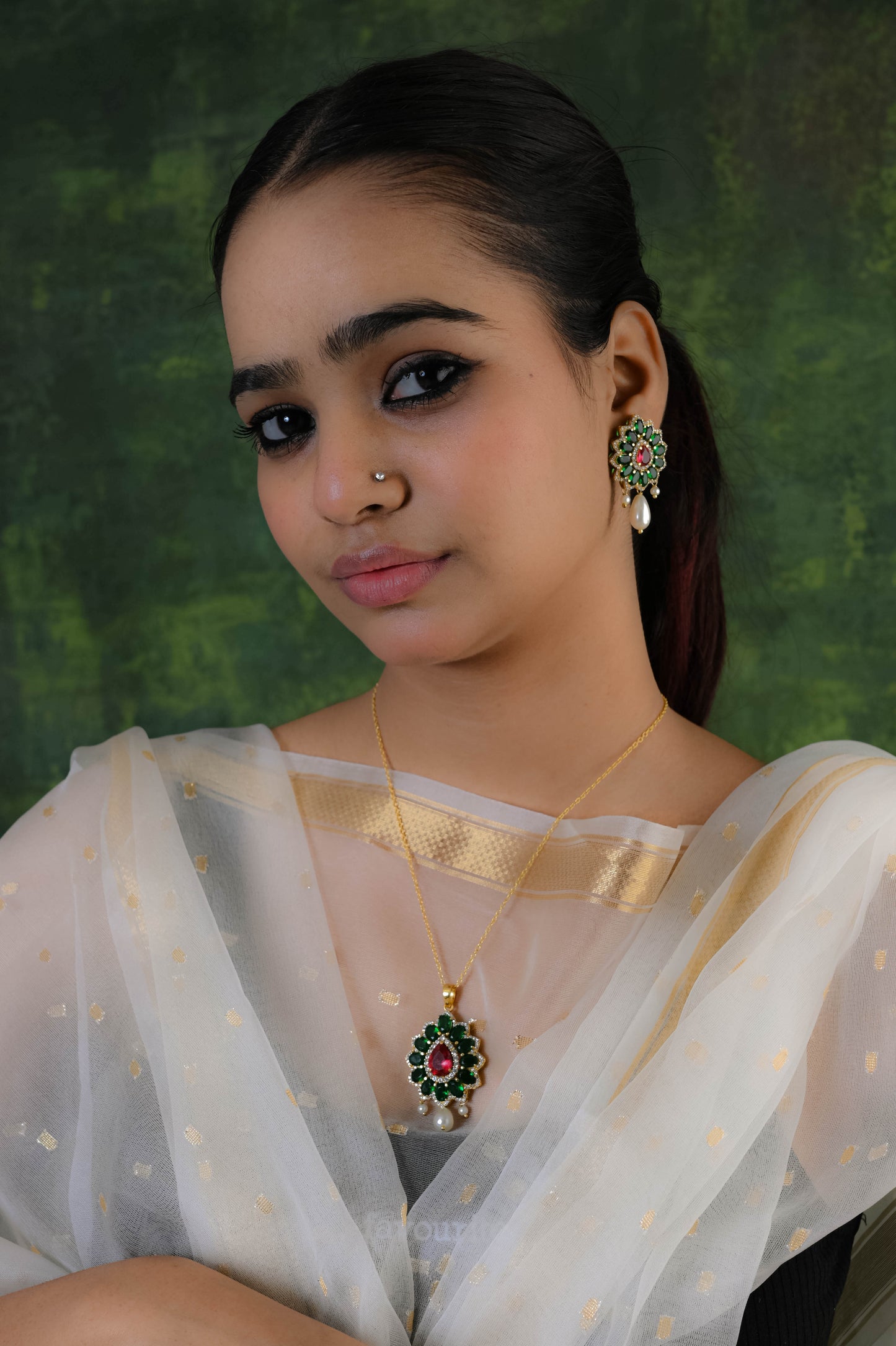 Mahnoor Pendant Necklace Set