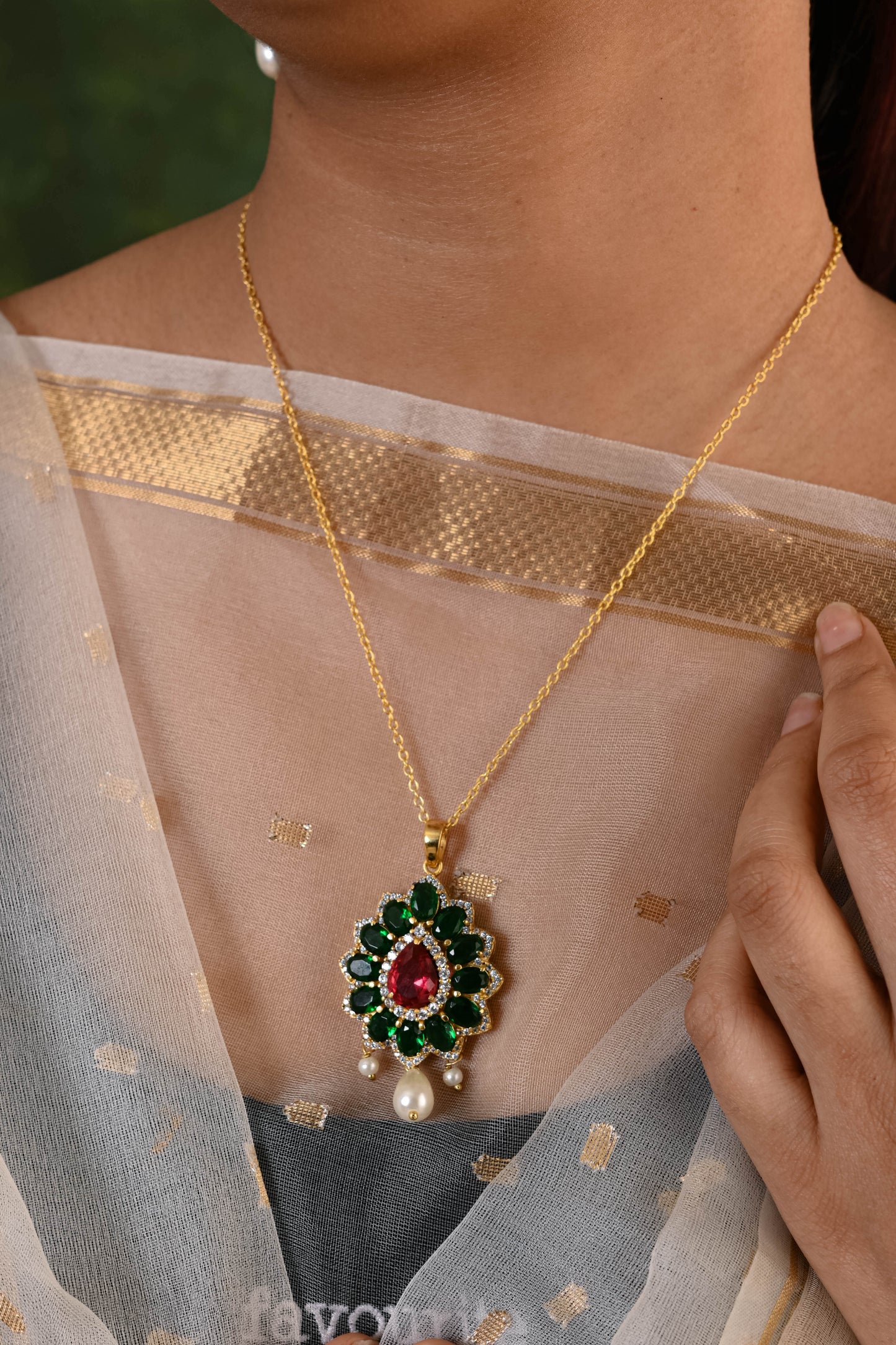 Mahnoor Pendant Necklace Set