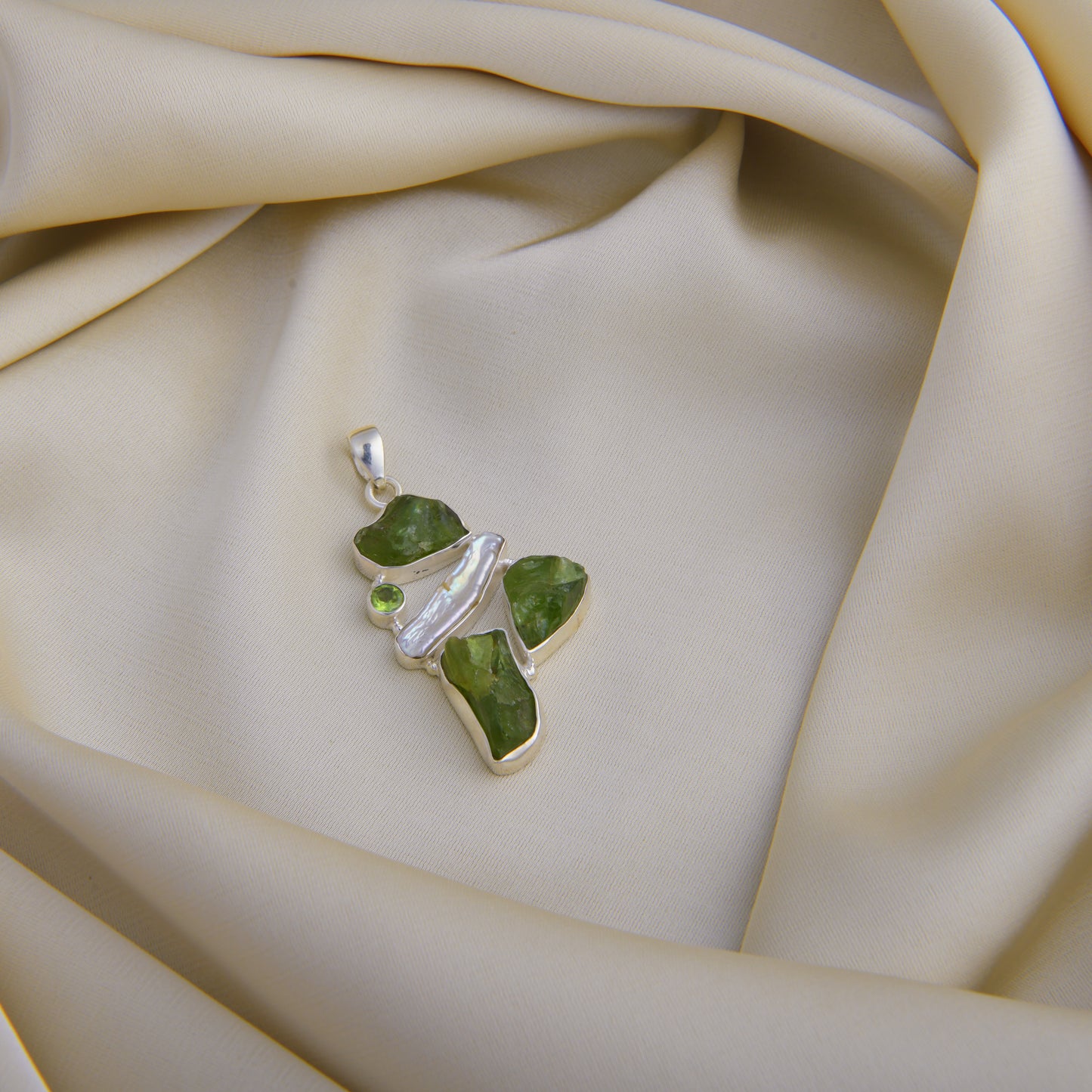 Elegant Silver Pendant with Peridot Stone