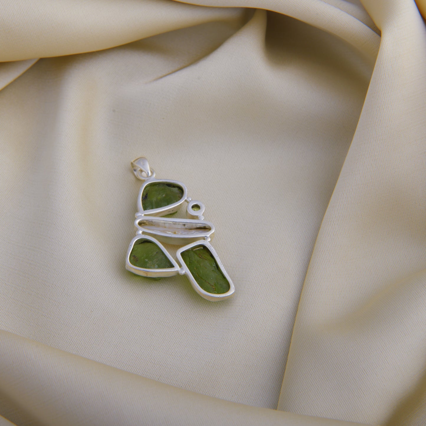 Elegant Silver Pendant with Peridot Stone
