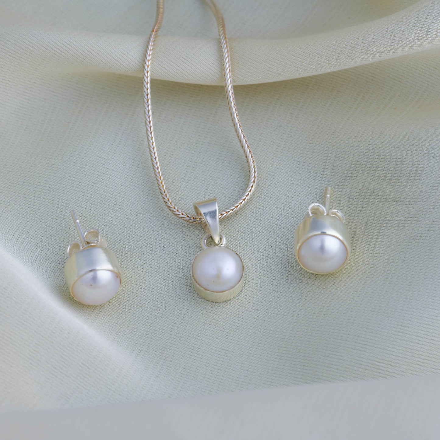 Pearl Bud Minimal Pearl Pendant Set