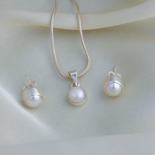 Pearl Bud Minimal Pearl Pendant Set