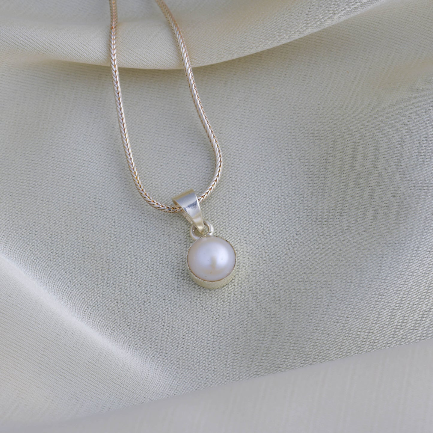 Pearl Bud Minimal Pearl Pendant Set