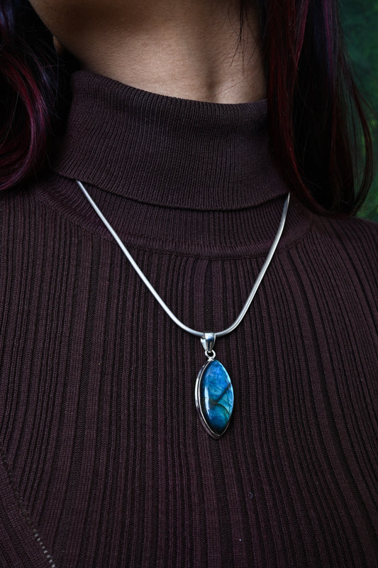 The Labradorite Silver Pendant