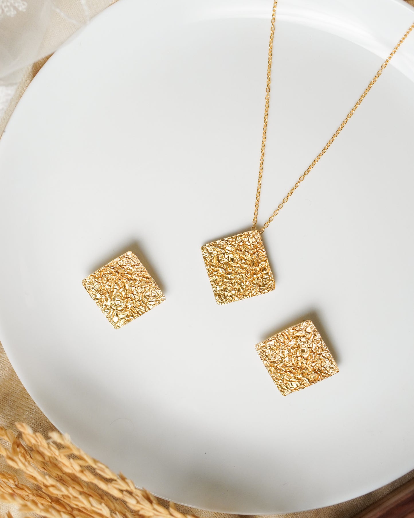 Gold Intrigue Set