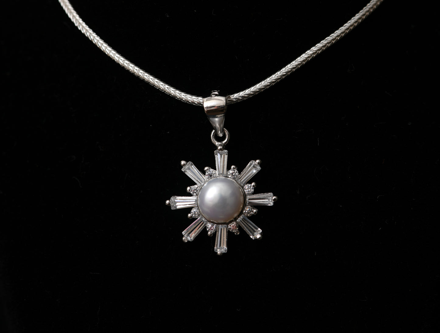Glistening Pearl Pendant Set with Chain