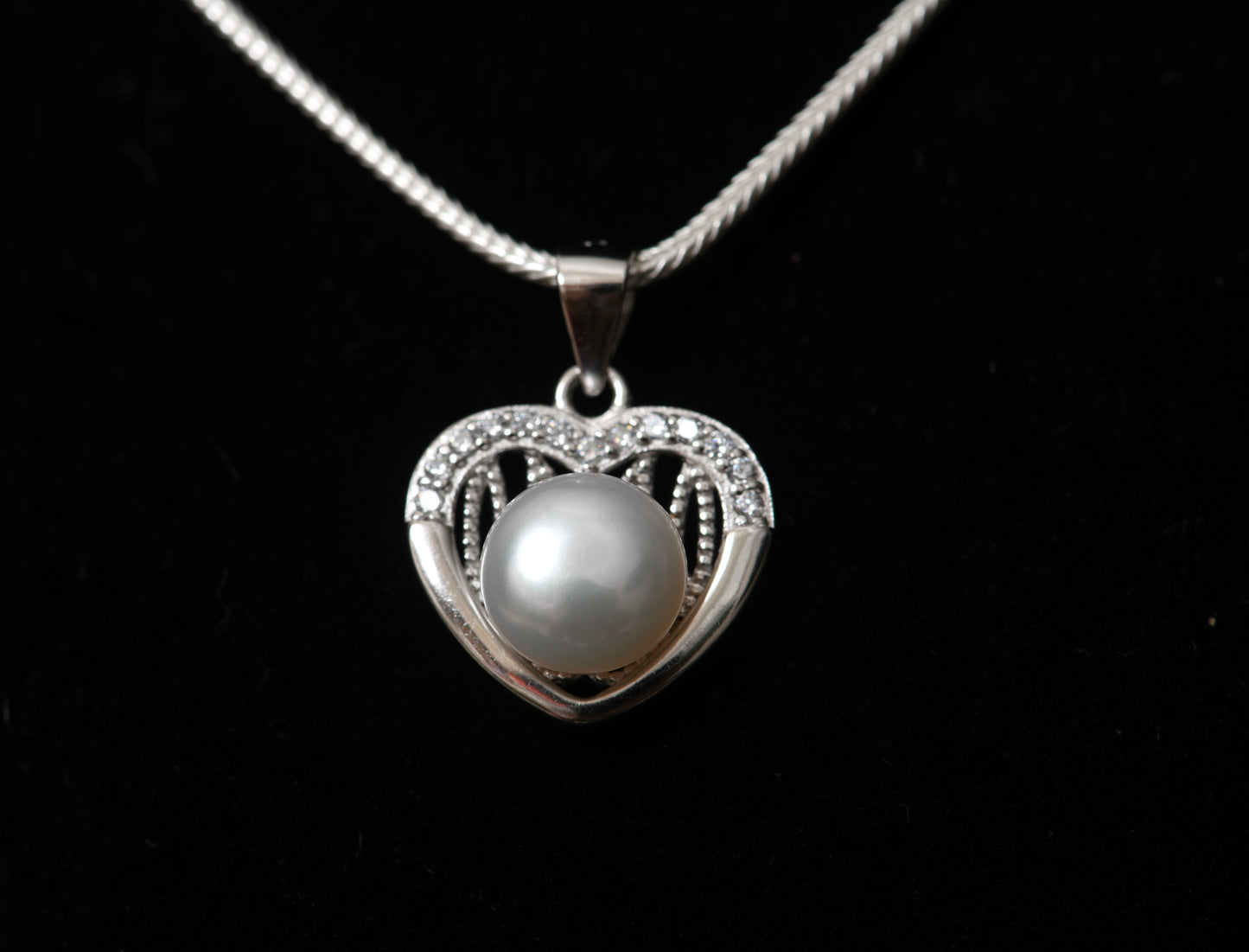Intricate Heart Pendant Set with Chain