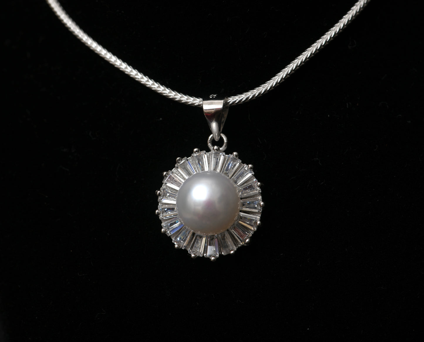 Aura Pearl Pendant Set with Chain