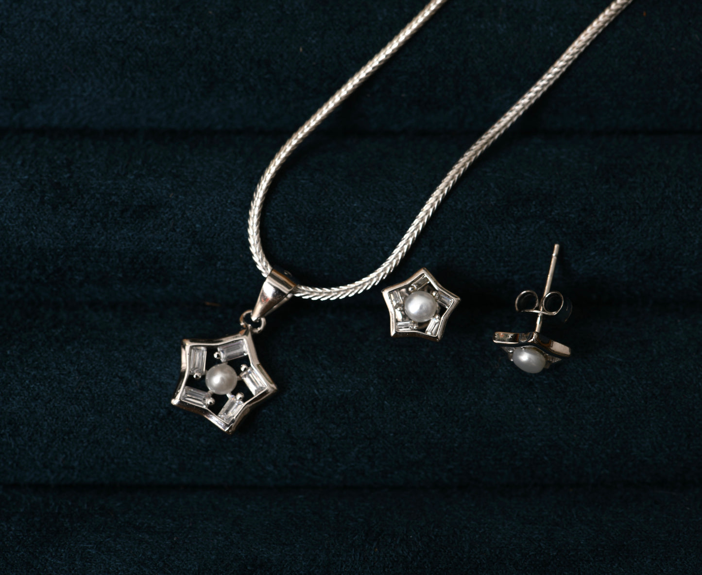 Glowing Star Pendant Set with Chain