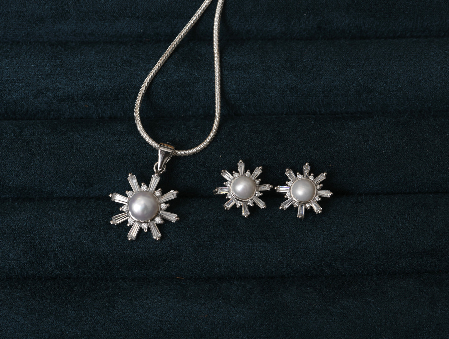 Glistening Pearl Pendant Set with Chain