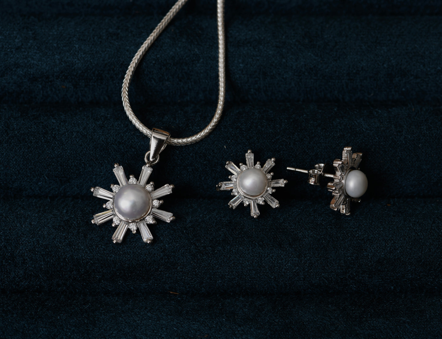 Glistening Pearl Pendant Set with Chain