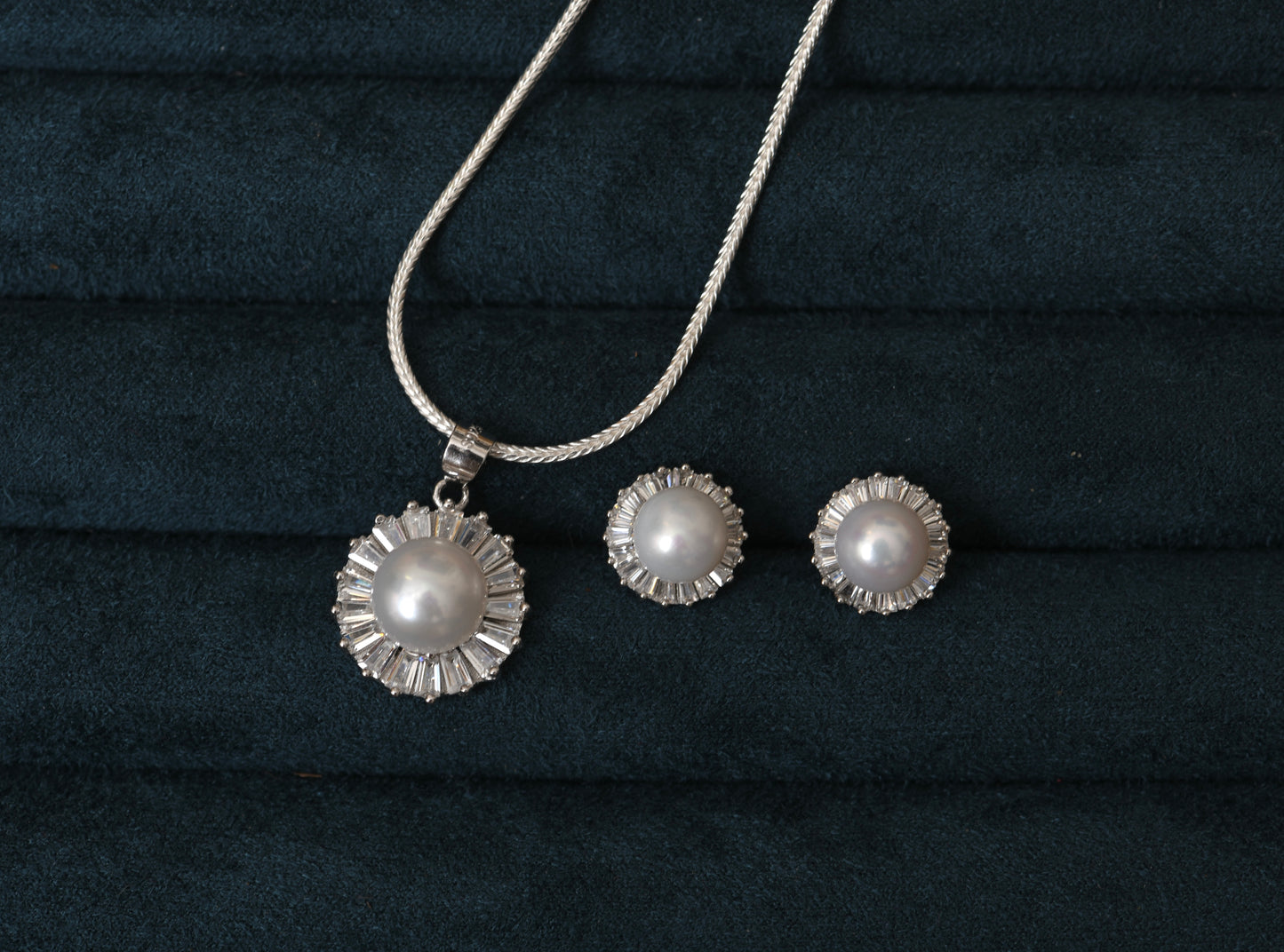 Aura Pearl Pendant Set with Chain