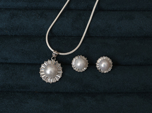 Aura Pearl Pendant Set with Chain