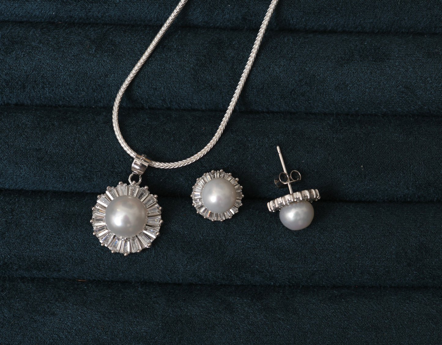 Aura Pearl Pendant Set with Chain