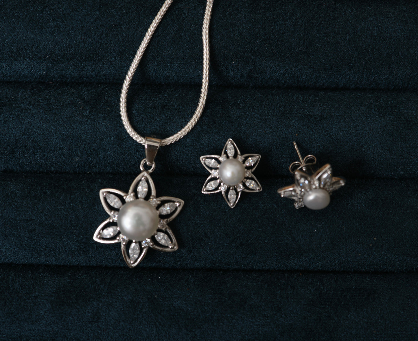 Nargis Pearl Pendant Set with Chain