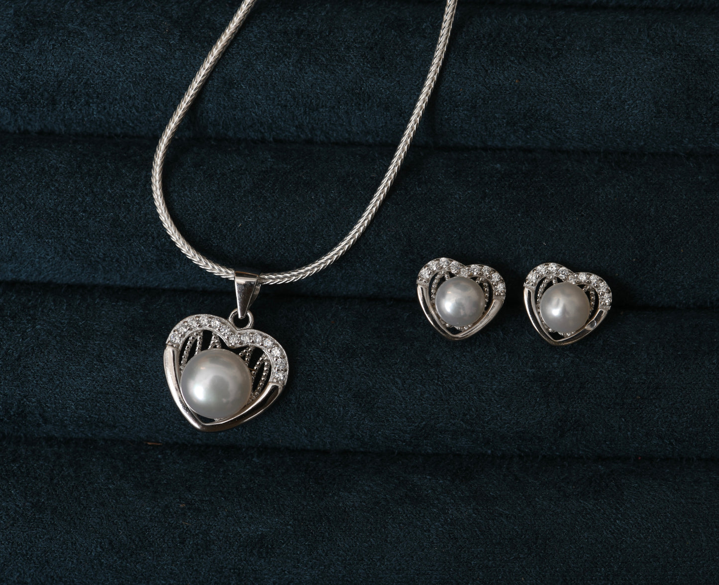 Intricate Heart Pendant Set with Chain