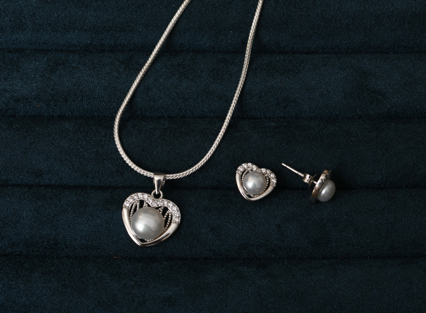 Intricate Heart Pendant Set with Chain