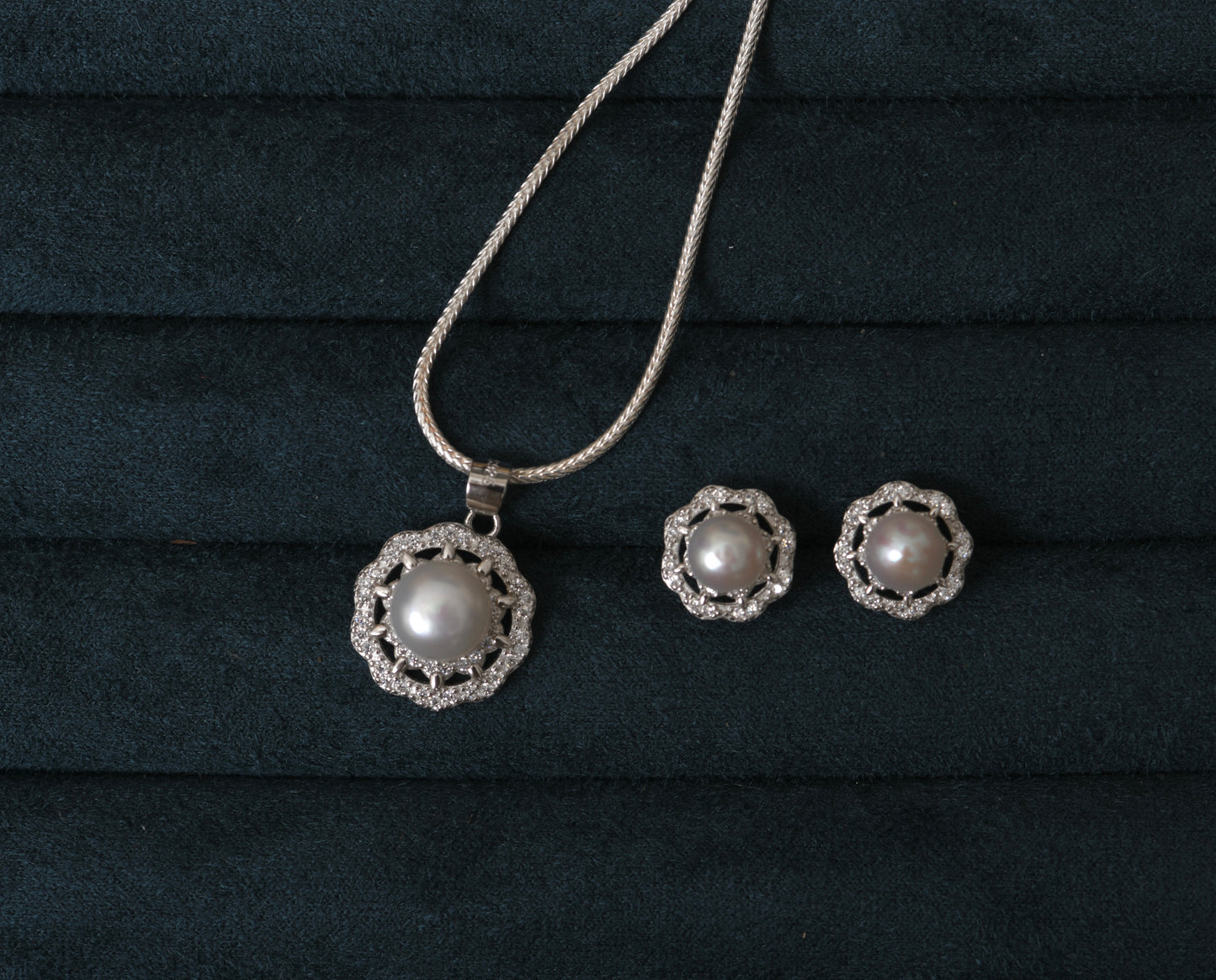 Pearl Glimmer Pendant Set with Chain