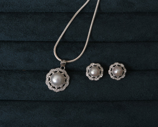 Pearl Glimmer Pendant Set with Chain