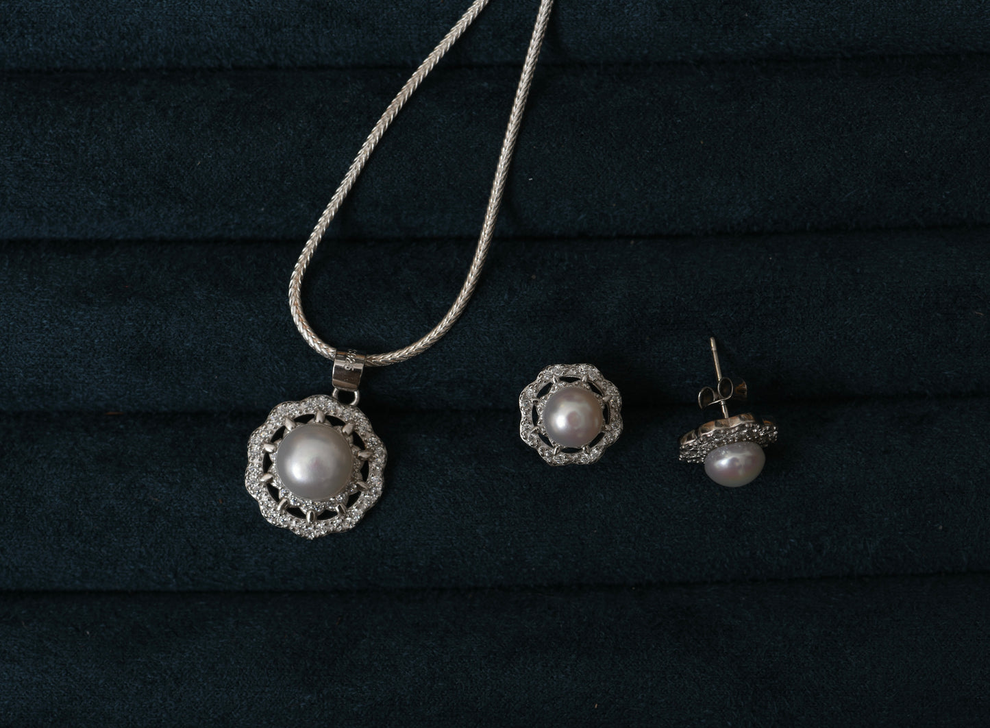 Pearl Glimmer Pendant Set with Chain