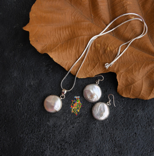 Precious Pearls Pendant Set