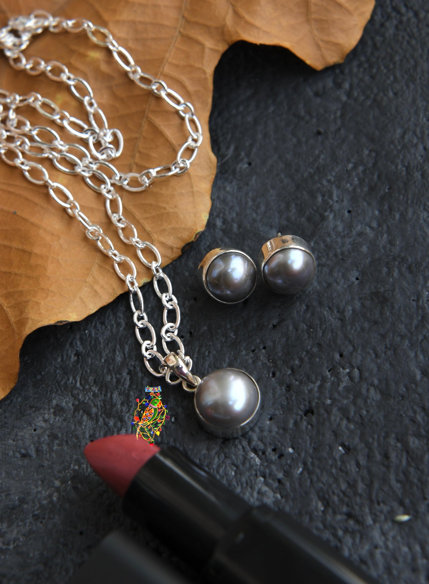 Midnight Pearls Pendant Set (Without chain)