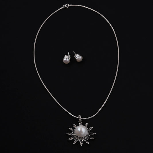 Shimmering Star Pearl Pendant Set with Chain