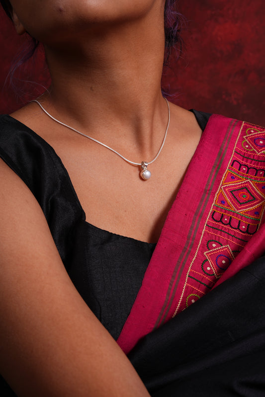 Minimal Pearl Pendant In Silver Chain