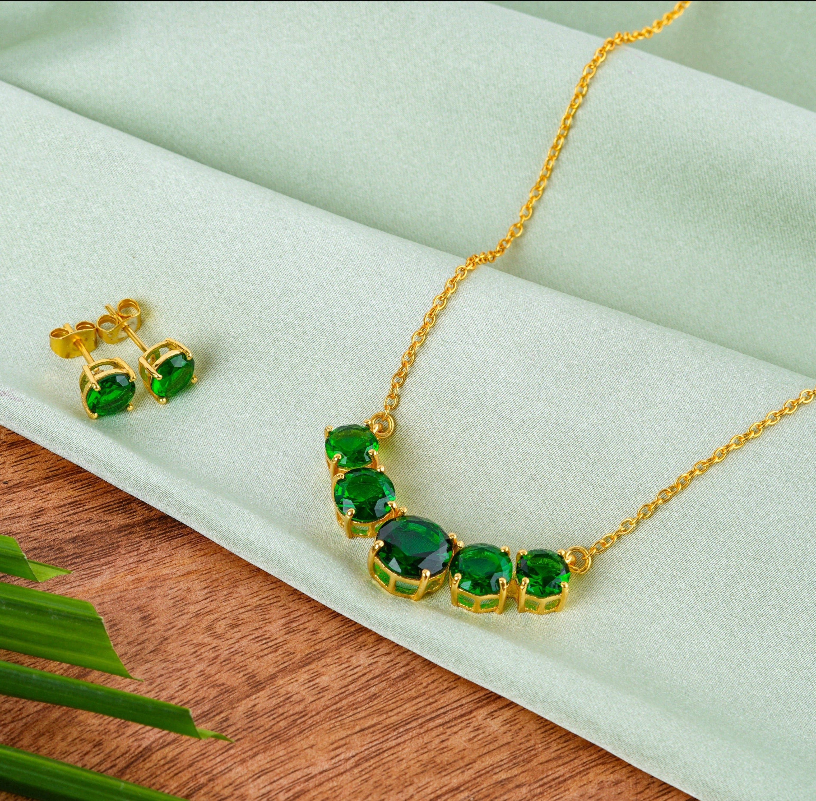 Cleopatra 2024 emerald necklace