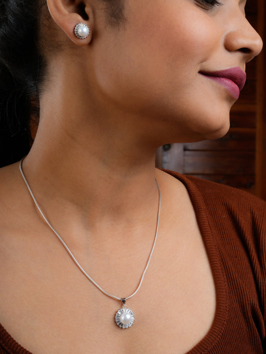 Aura Pearl Pendant Set with Chain