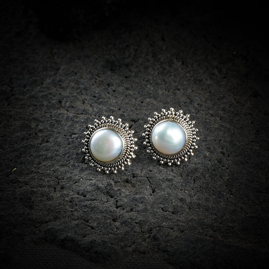 Hedera Pearl Studs