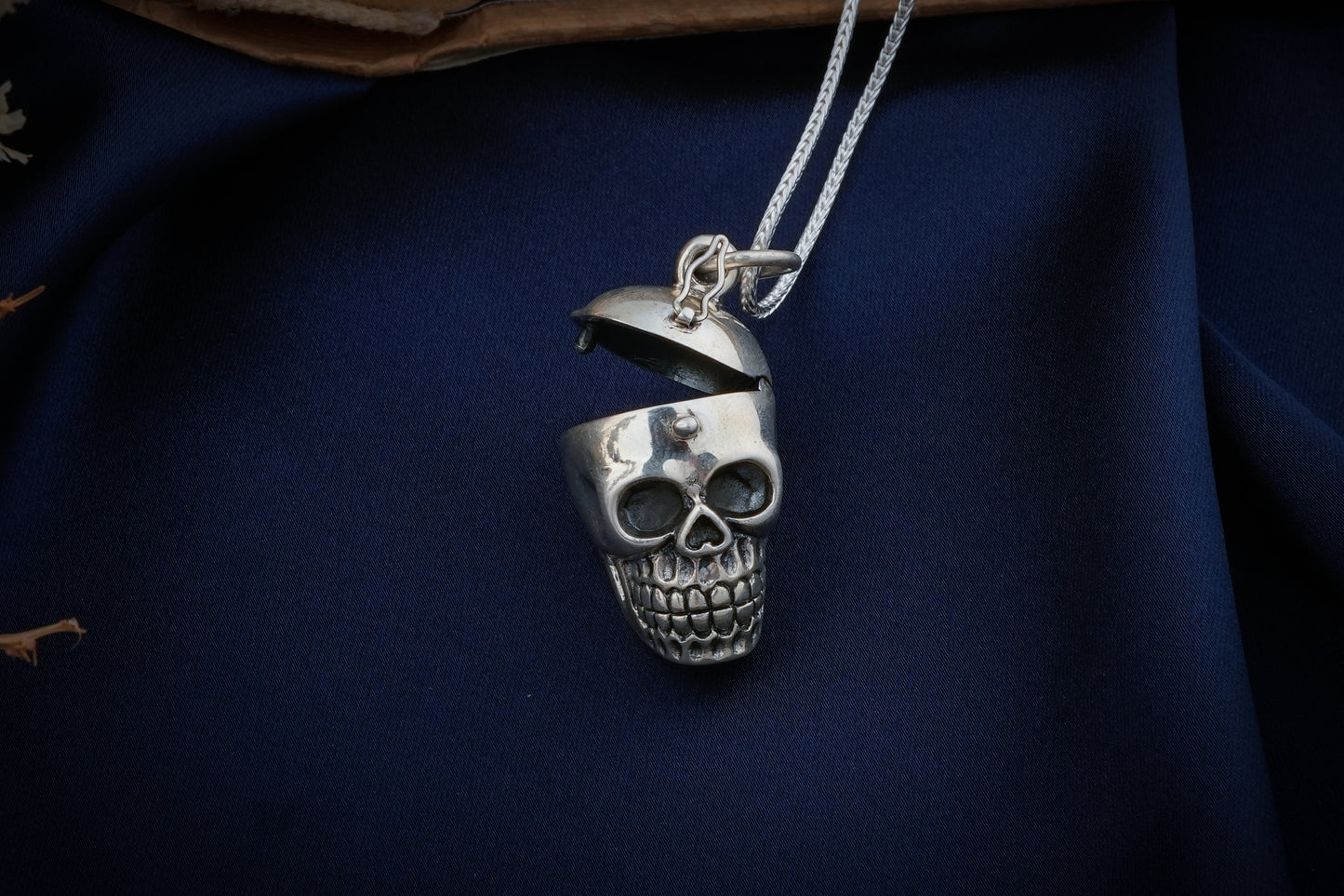 Men Openable Skull Pendant