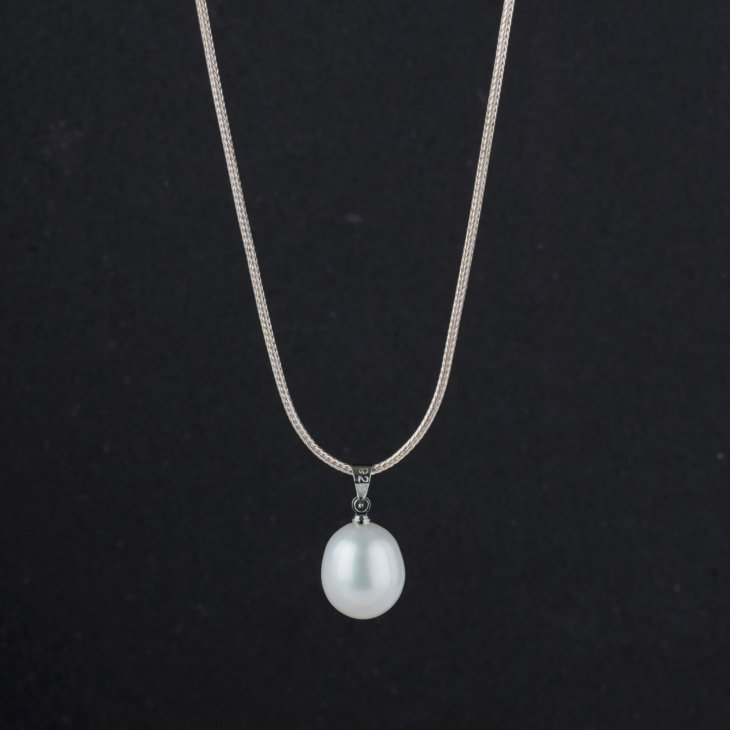 Oval Pearl Pendant (with Chain)