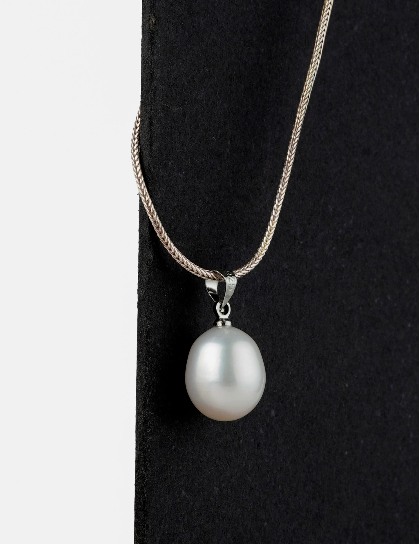 Oval Pearl Pendant (with Chain)