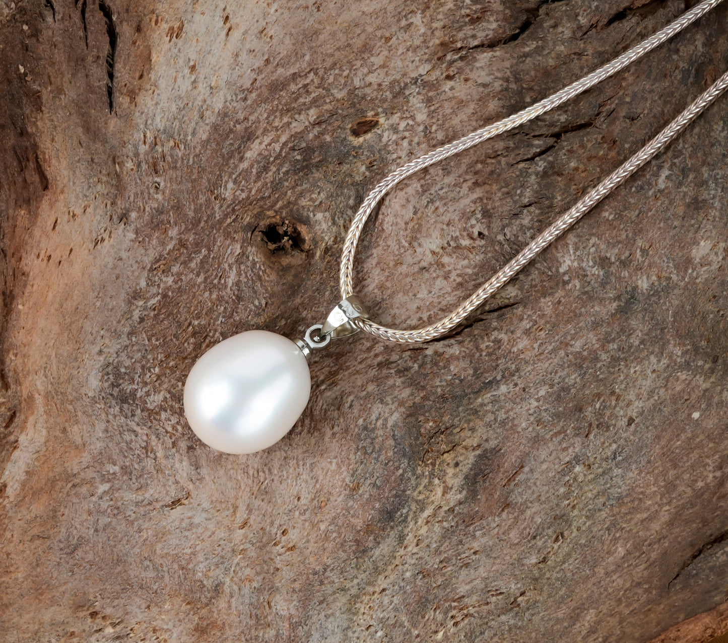 Oval Pearl Pendant (with Chain)