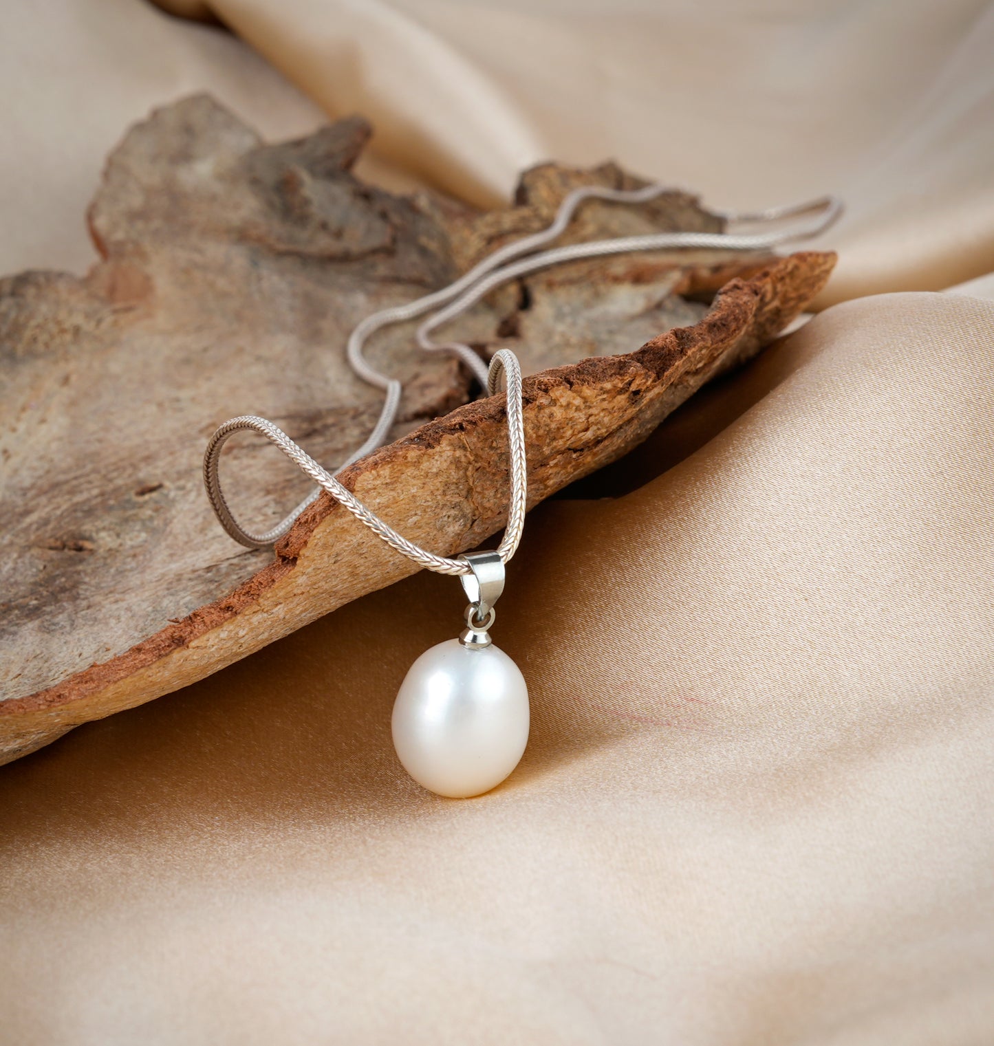 Oval Pearl Pendant (with Chain)