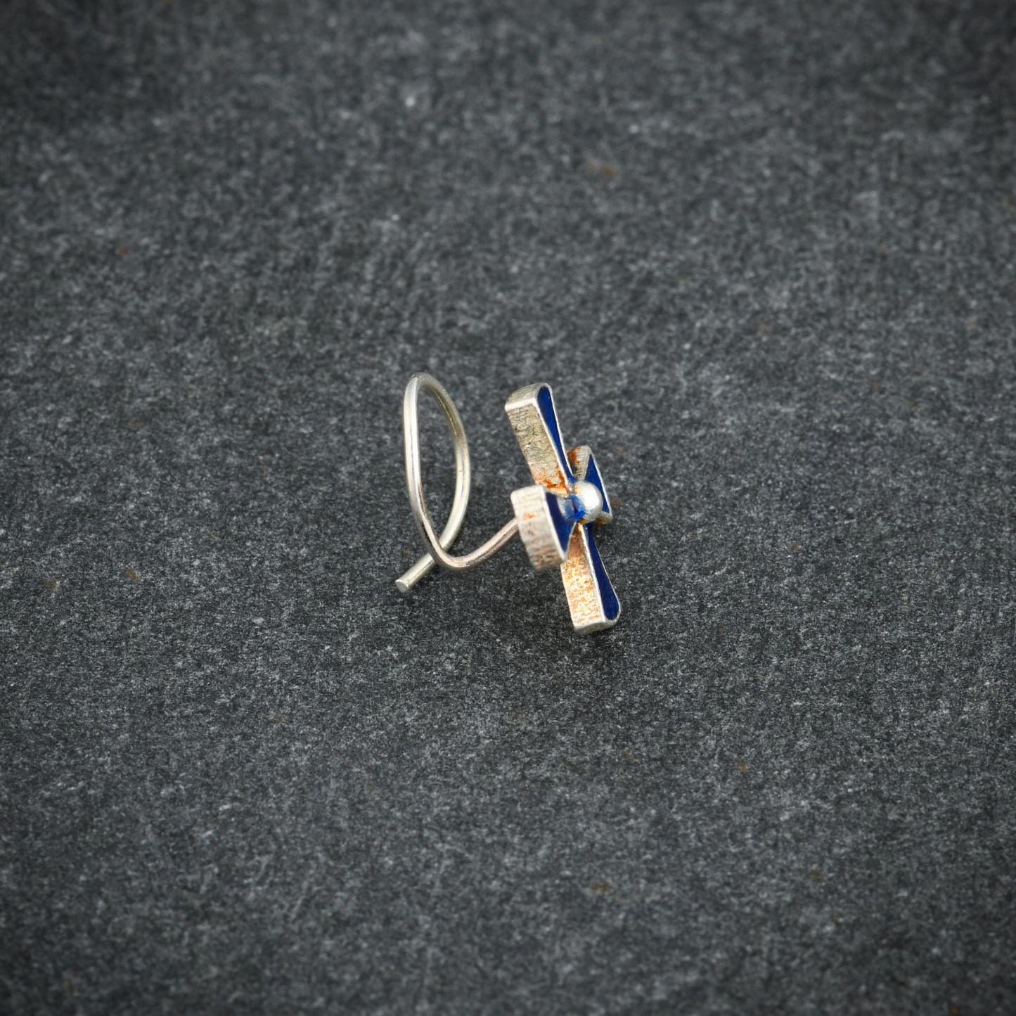 Pin Wheel Navy Silver Nose Pin