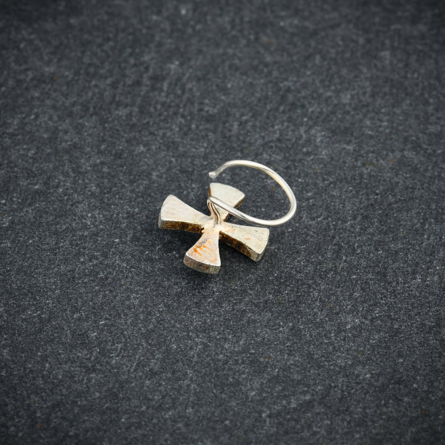 Pin Wheel Navy Silver Nose Pin