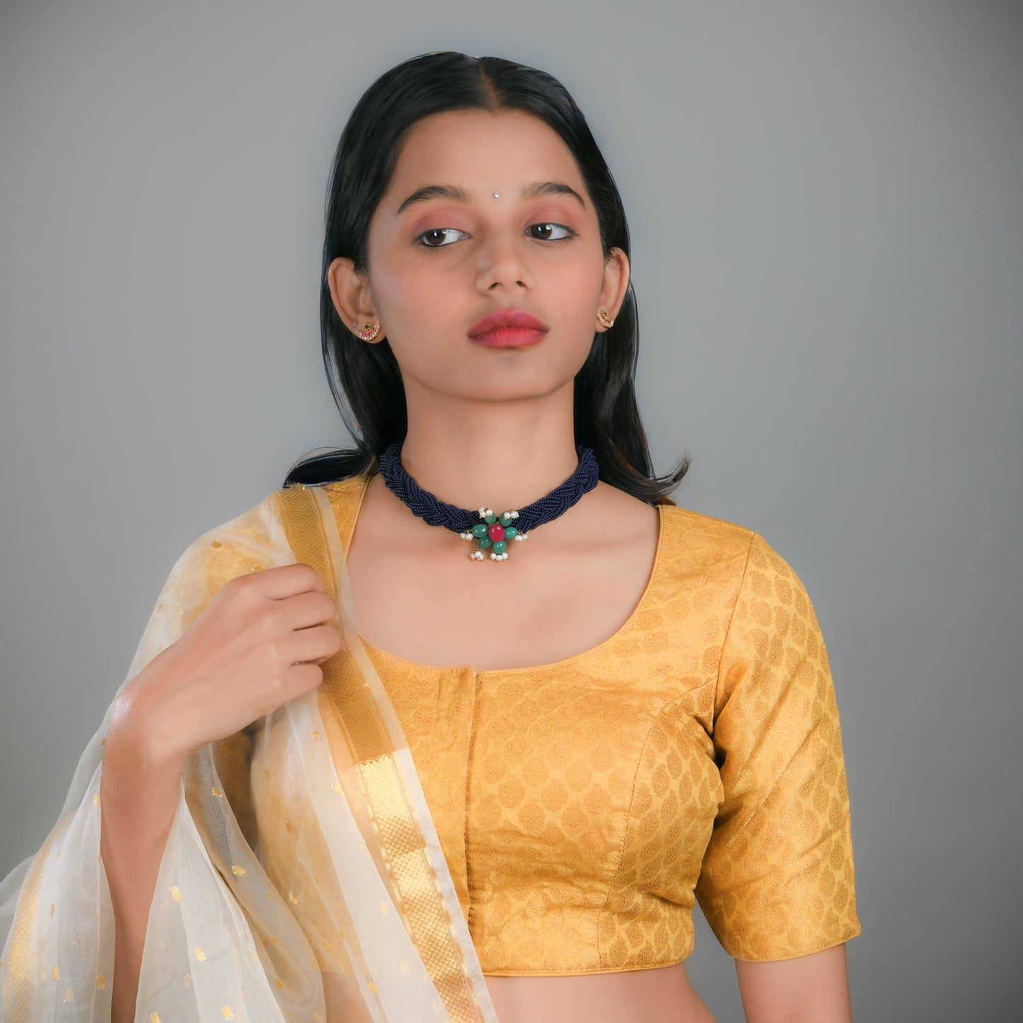 Blue Glass Beads Choker With Beads Pendant