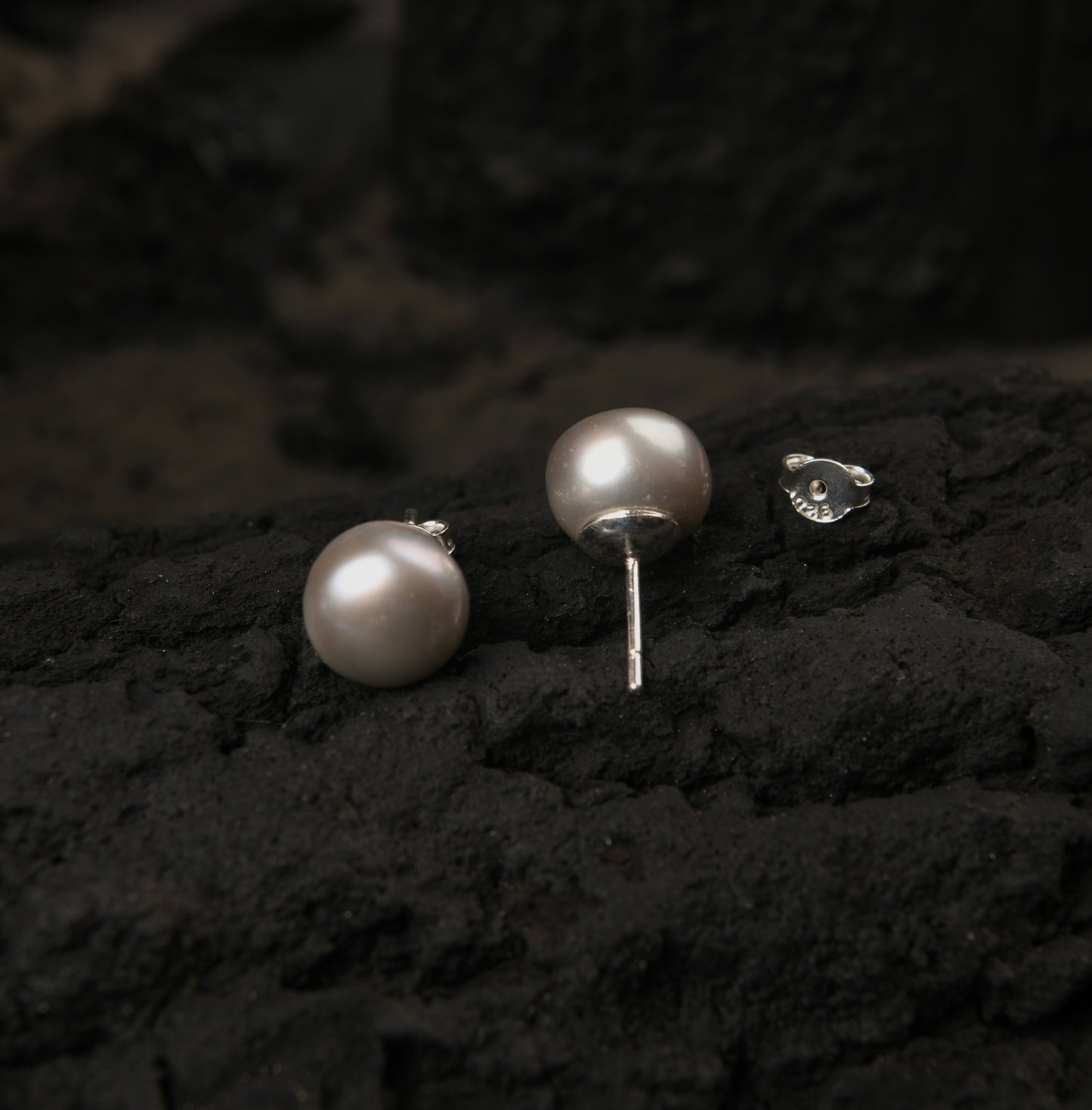 Ash Grey Pearl Stud (12 mm)