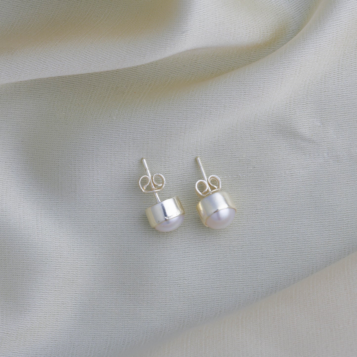 Pearl Bud Minimal Pearl Pendant Set