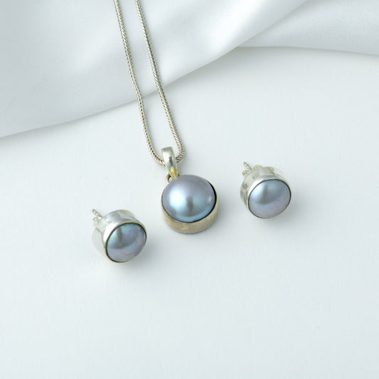 Midnight Pearls Pendant Set (Without chain)