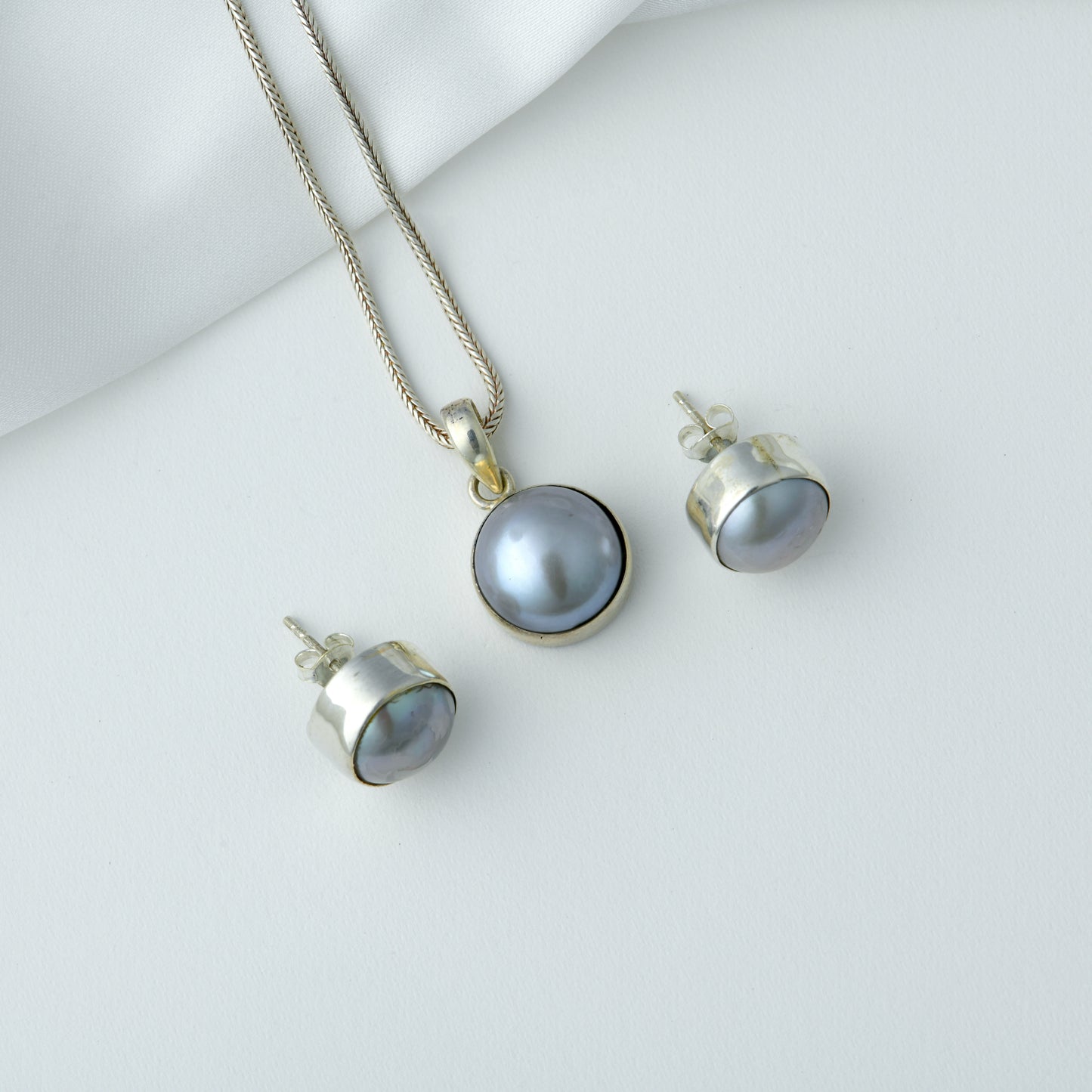 Midnight Pearls Pendant Set (Without chain)