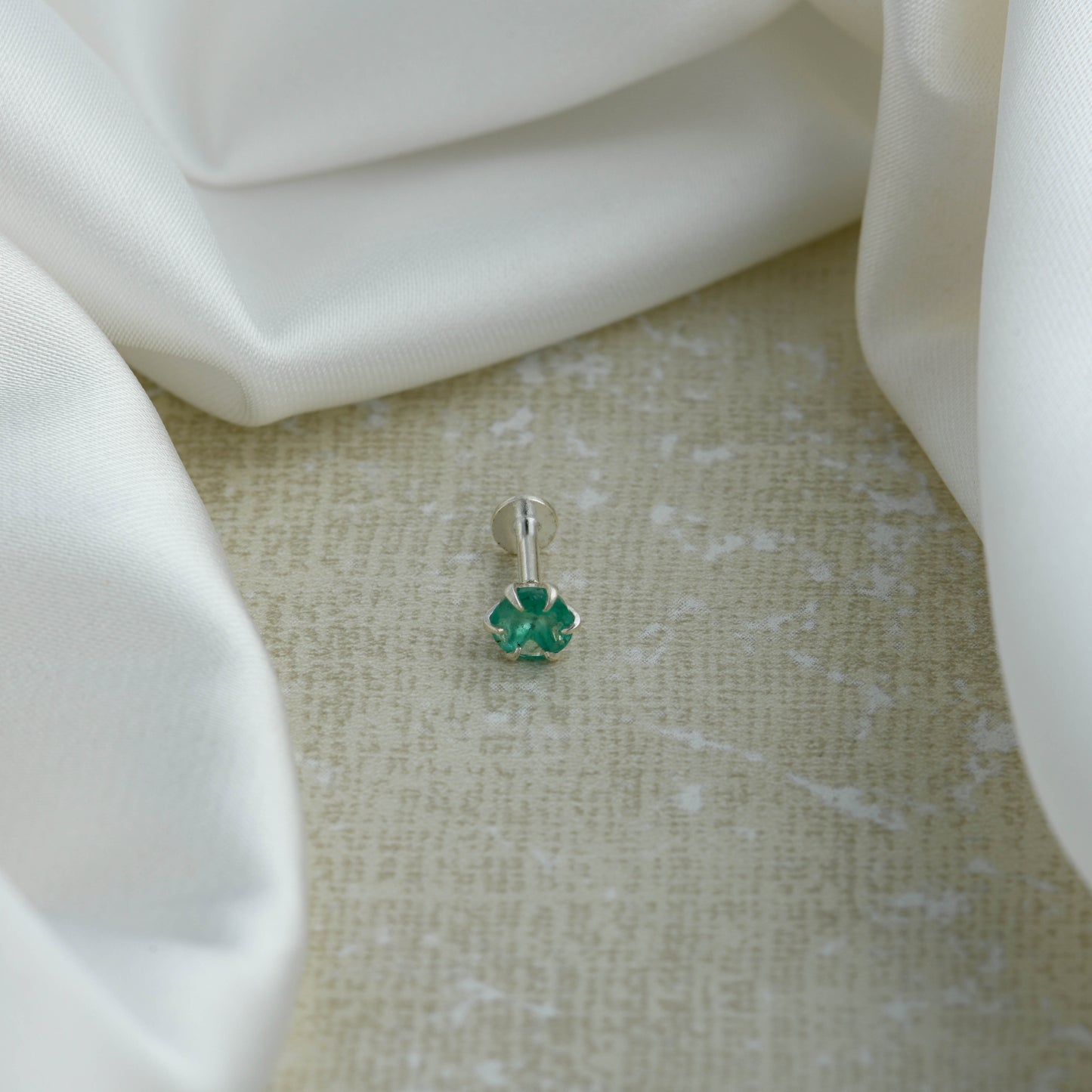 Natural Emerald Screw Type Nose Pin