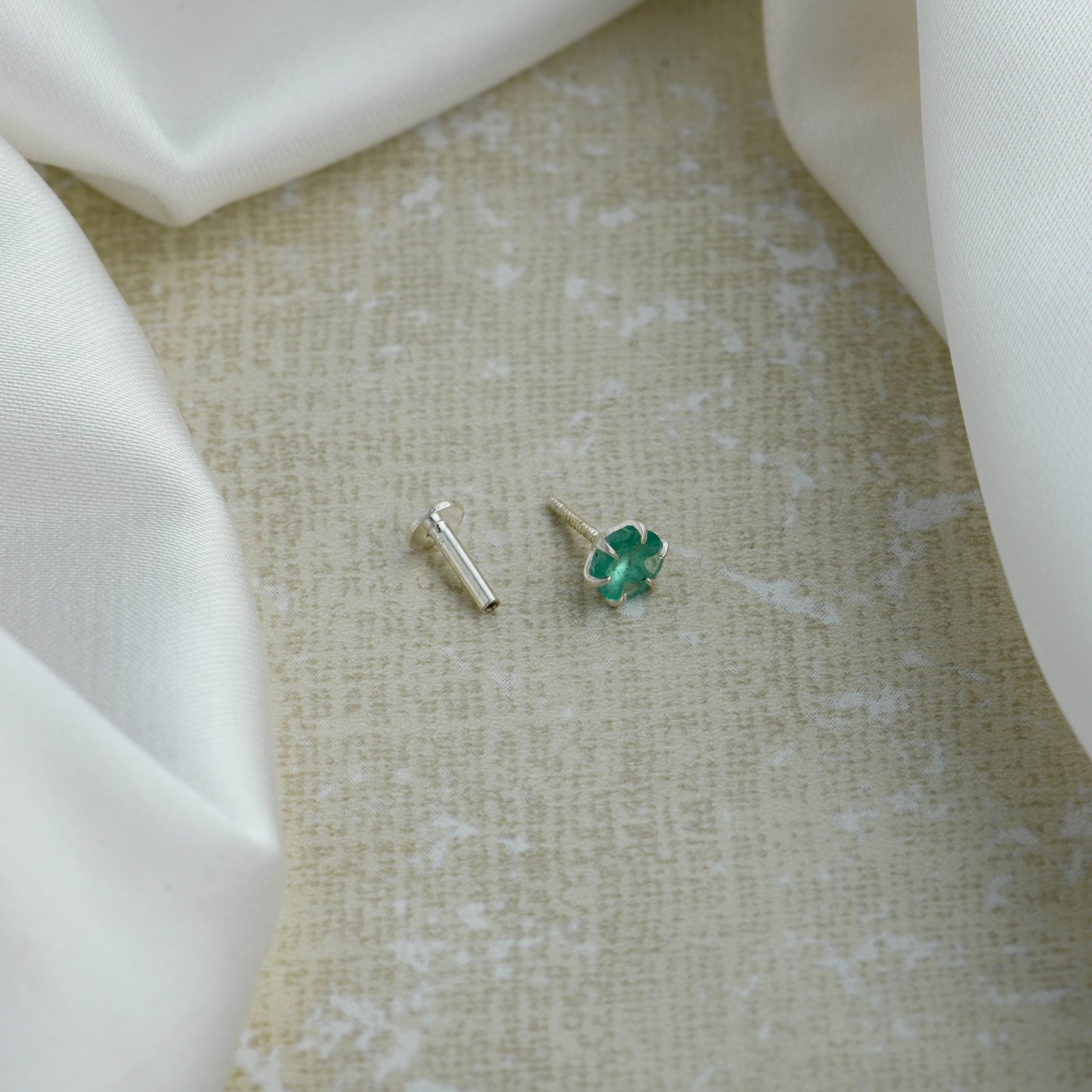 Natural Emerald Screw Type Nose Pin